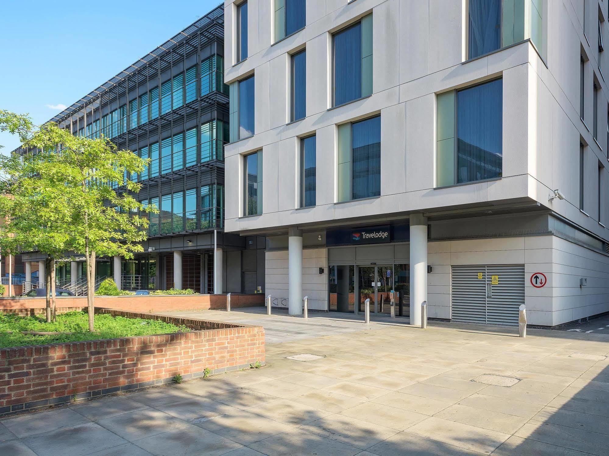 Travelodge London Ealing Buitenkant foto