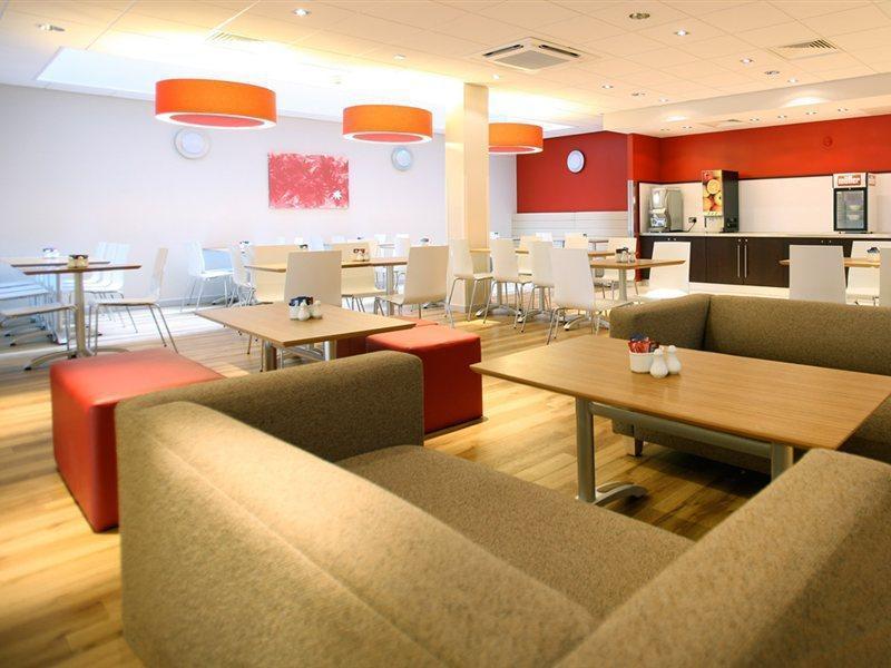 Travelodge London Ealing Buitenkant foto