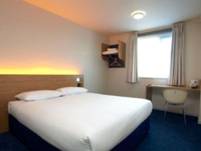 Travelodge London Ealing Buitenkant foto